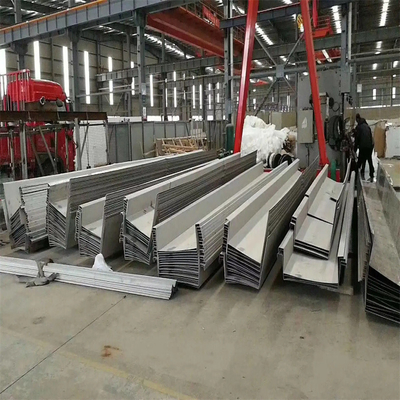 Máng xối nước bằng thép không gỉ 304 Máng xối mái kích thước 1,5 * 900mm Sliver sáng cán nguội Hình dạng khác nhau