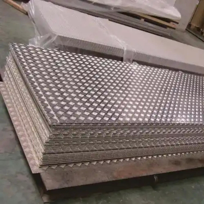 304 Bảng thép không gỉ nổi 1350 * 6000mm Kích thước 0,55mm 0,65mm Độ dày Lăn lạnh Bảng vệ sinh không trượt JIS