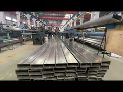 Quá trình phân loại và đóng gói trong một xưởng làm ống vuông và tròn thép không gỉ