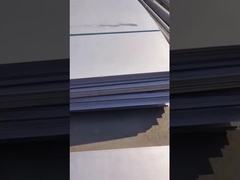 Bảng thép không gỉ dưới ánh sáng mặt trời