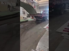 Bảng thép không gỉ đang được tải vào xe tải