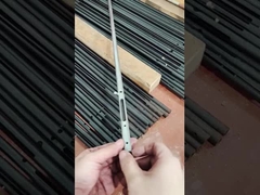 Một người đàn ông trưng bày một bộ phận nhỏ được làm bằng ống thép carbon